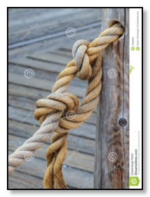 rope-knot-attached-to-wooden-pole-34838996