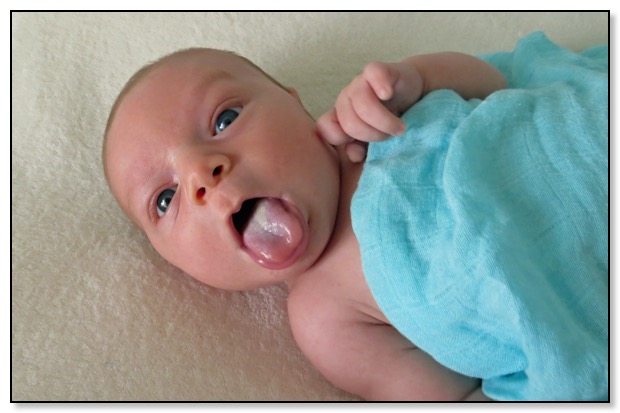 baby sticking out tongue five weeks